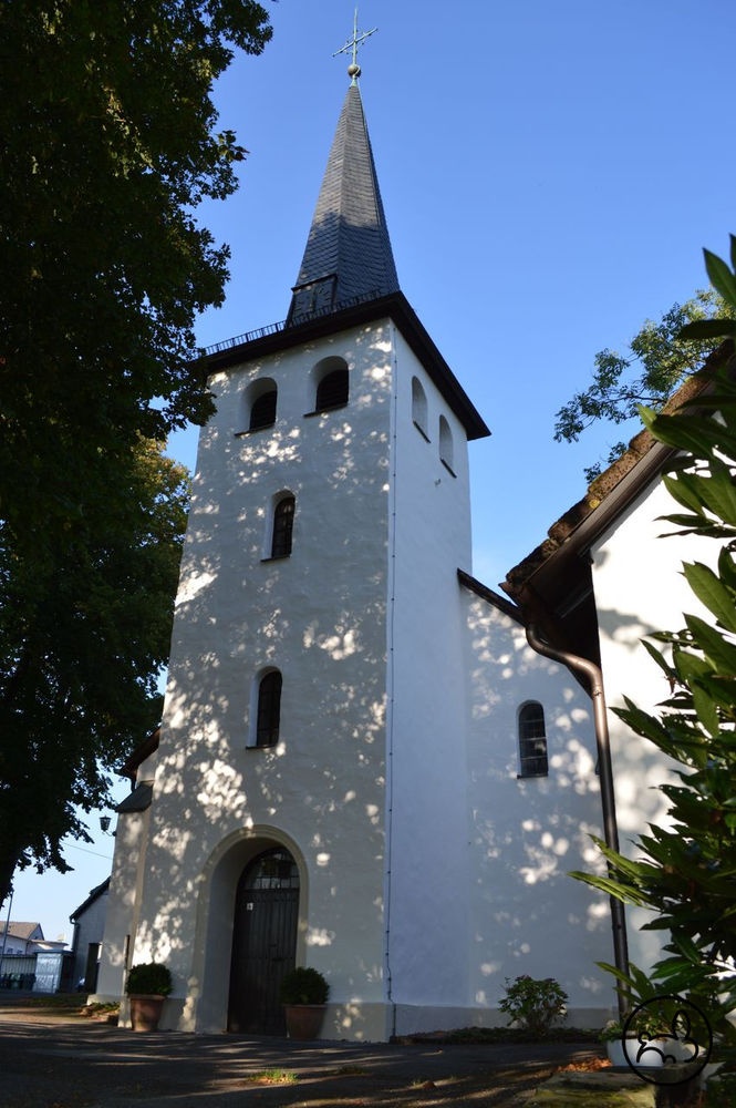 Frontansicht mit Kirchturm