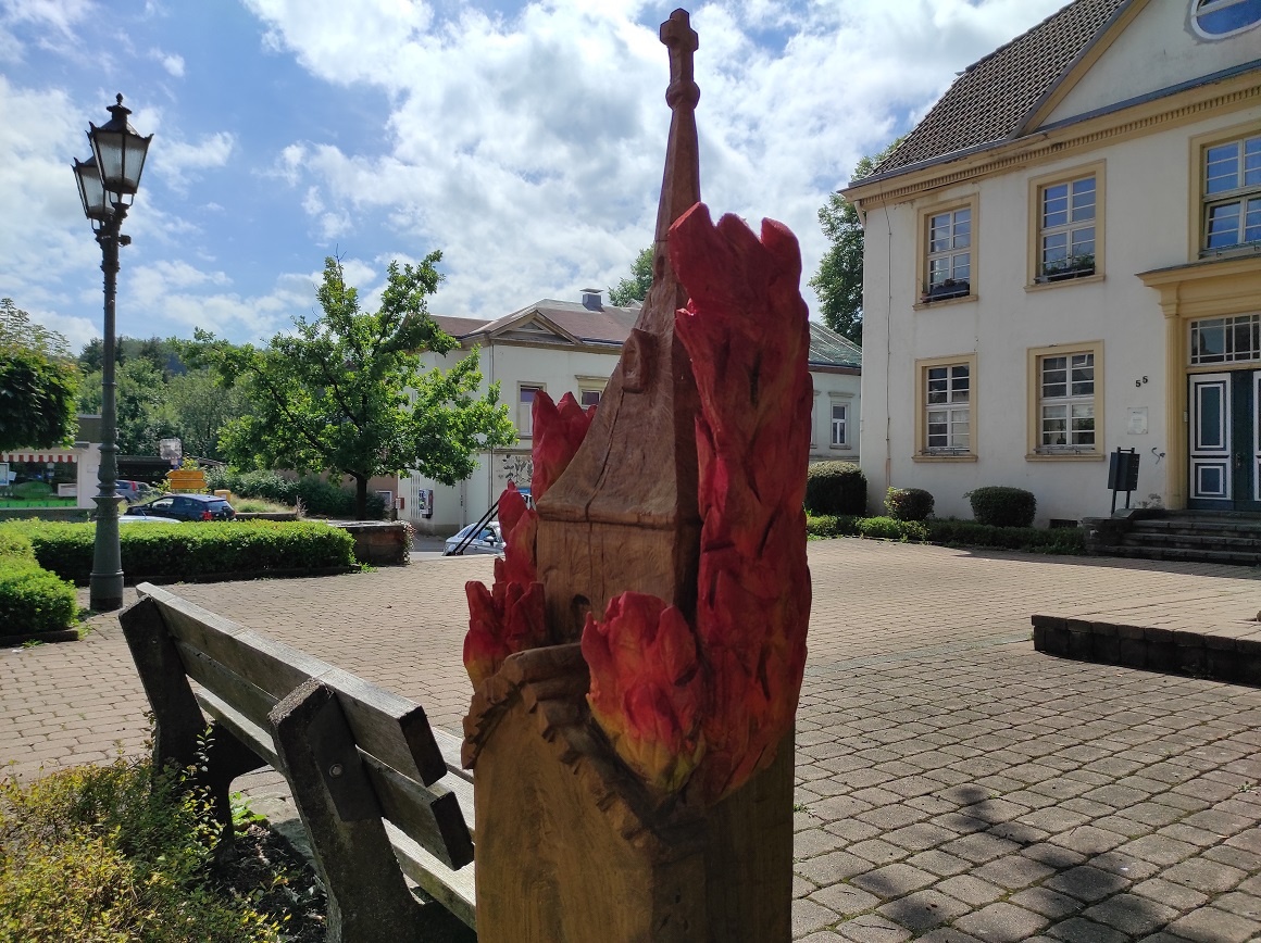 Der Holzkirchturm in Flammen