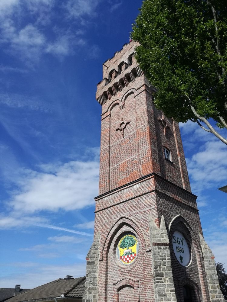 Aufragend in den Himmel - der Aussichtsturm in Hal