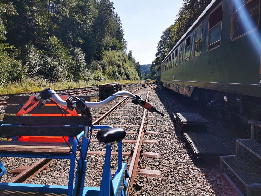 Los geht es am Bahnhof Obergrügge; Übernachtungen