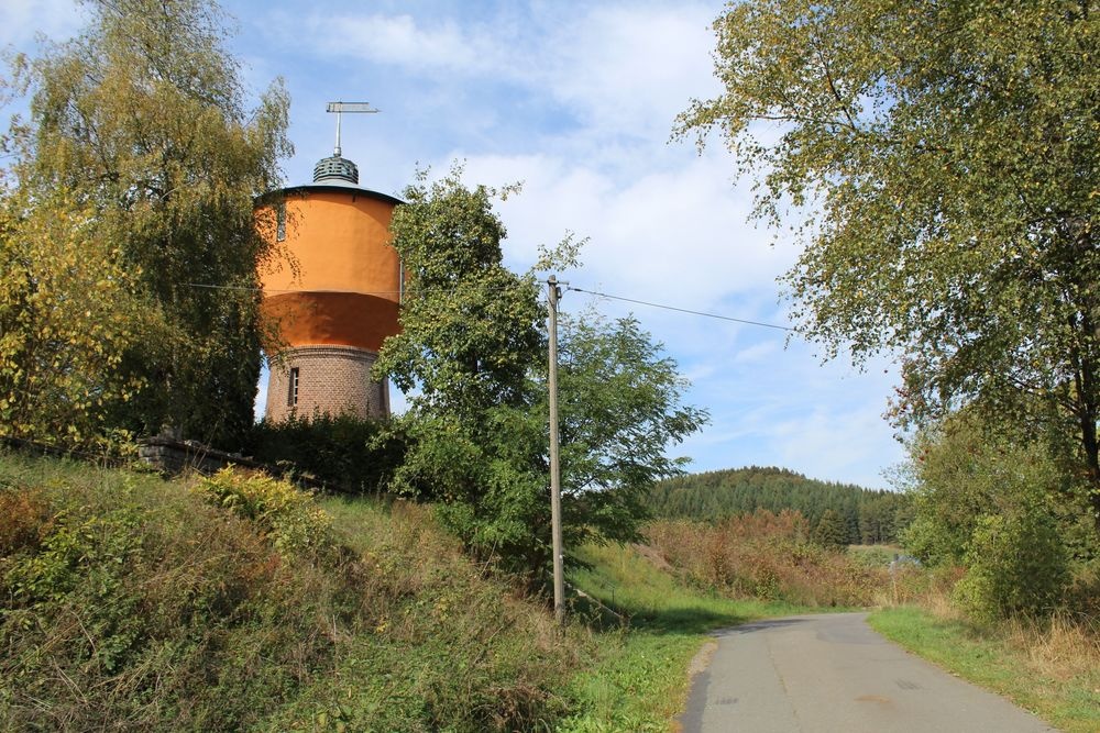 Der Wasserturm steht bei der Ortschaft Krummenerl