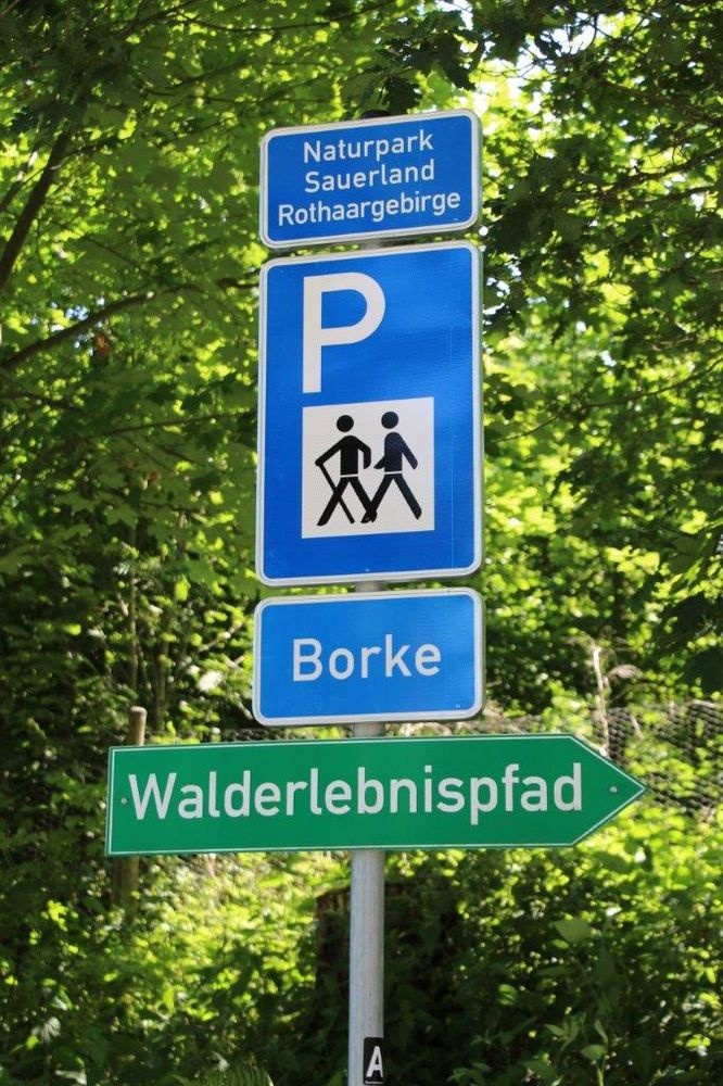 Verkehrszeichen zum Wanderparkplatz Borke