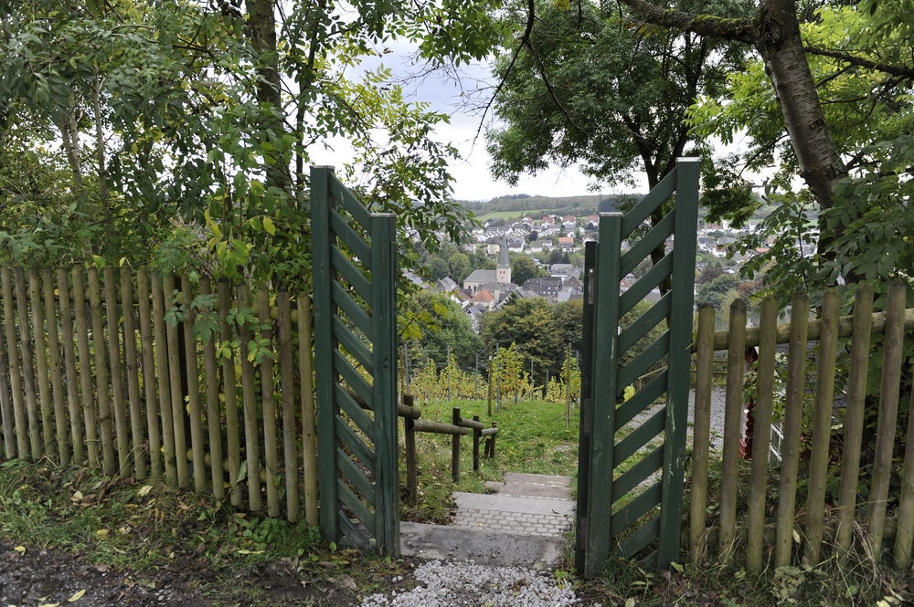 Blick auf Neuenrade durch das Tor vom Weinberg