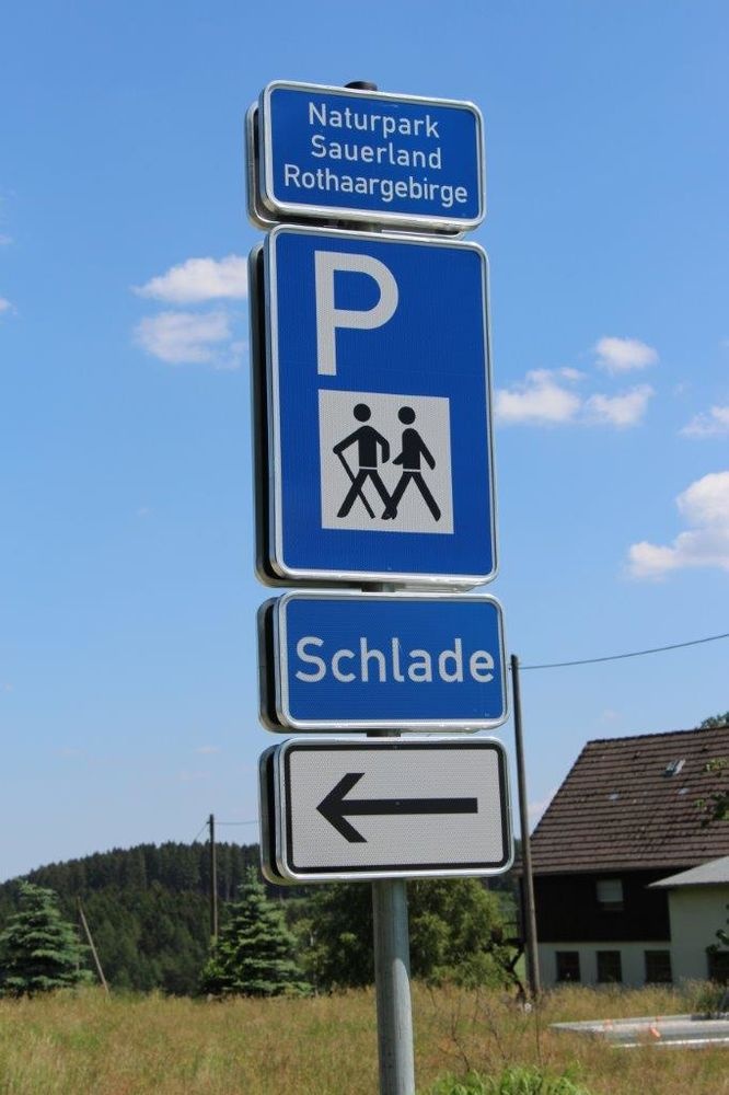 Verkehrszeichen zum Wanderparkplatz Schlade