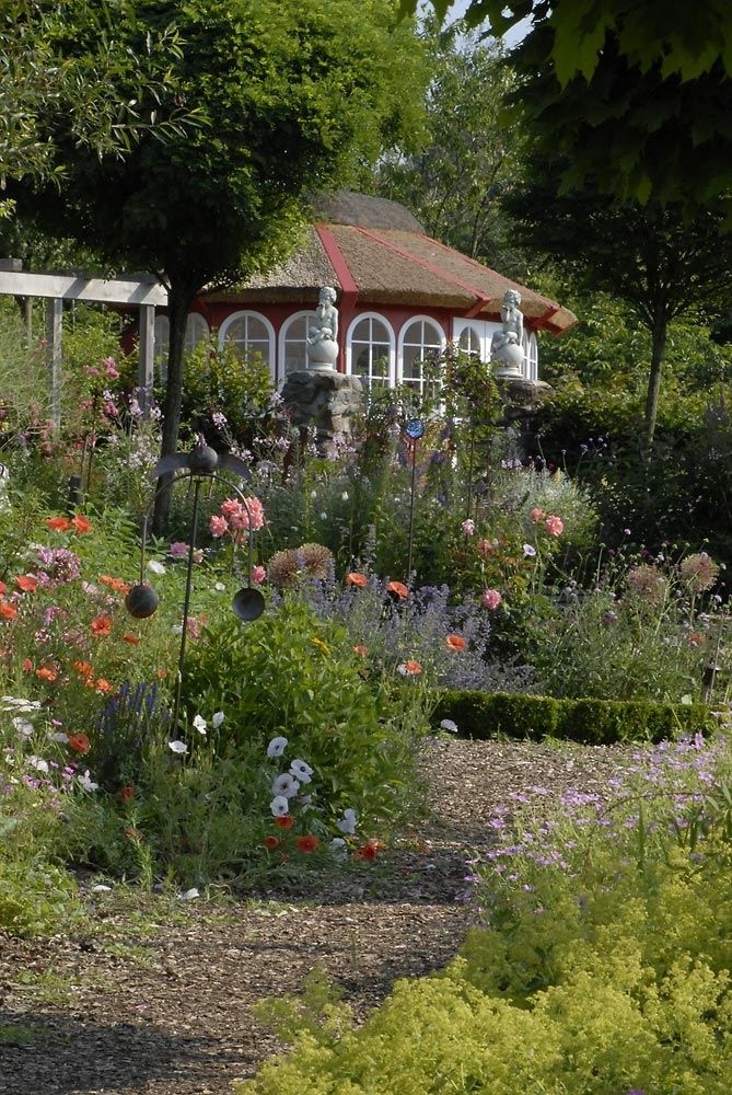 Blickfang im Garten - Der rote Pavillion