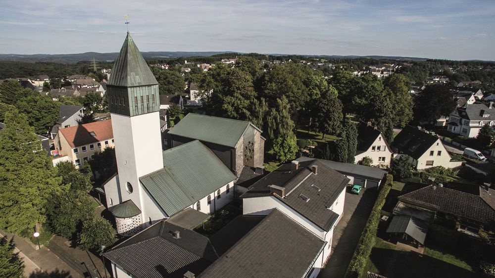 Luftbild der Kirche in Halver