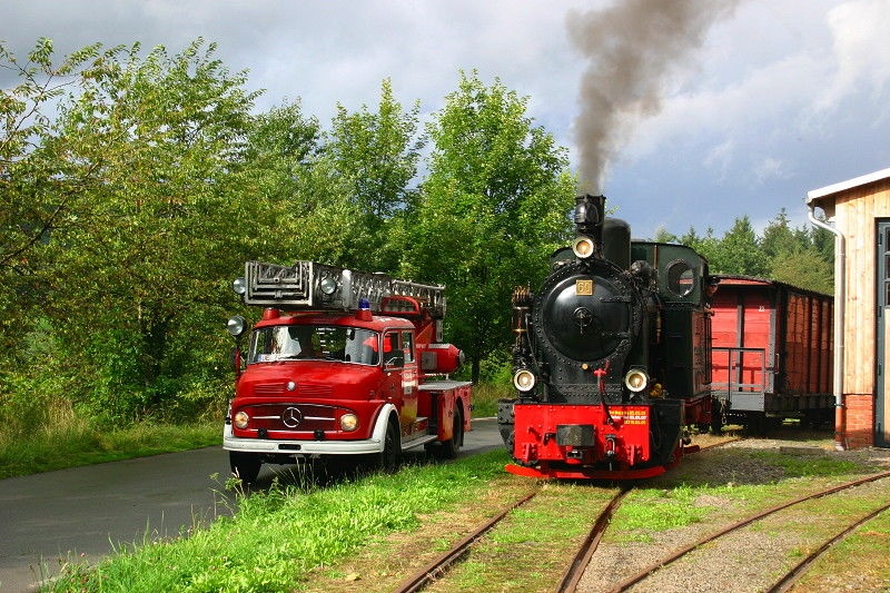 Hist. Feuerwehrfahrzeuge am Bahnhof der Sauerlände