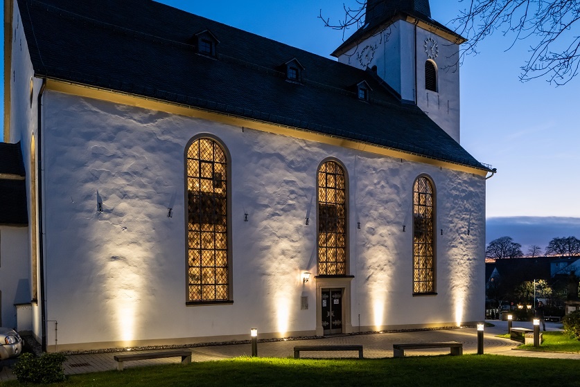 Die beleuchtete Kirche im Herzen Halvers