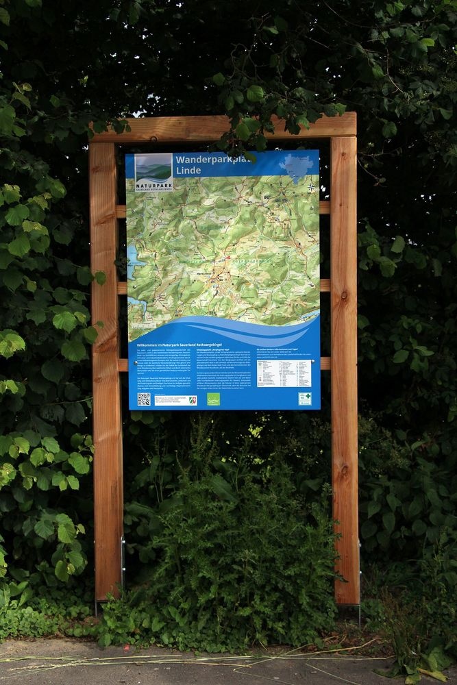 Informationstafel zum Wanderwegenetz vor Ort