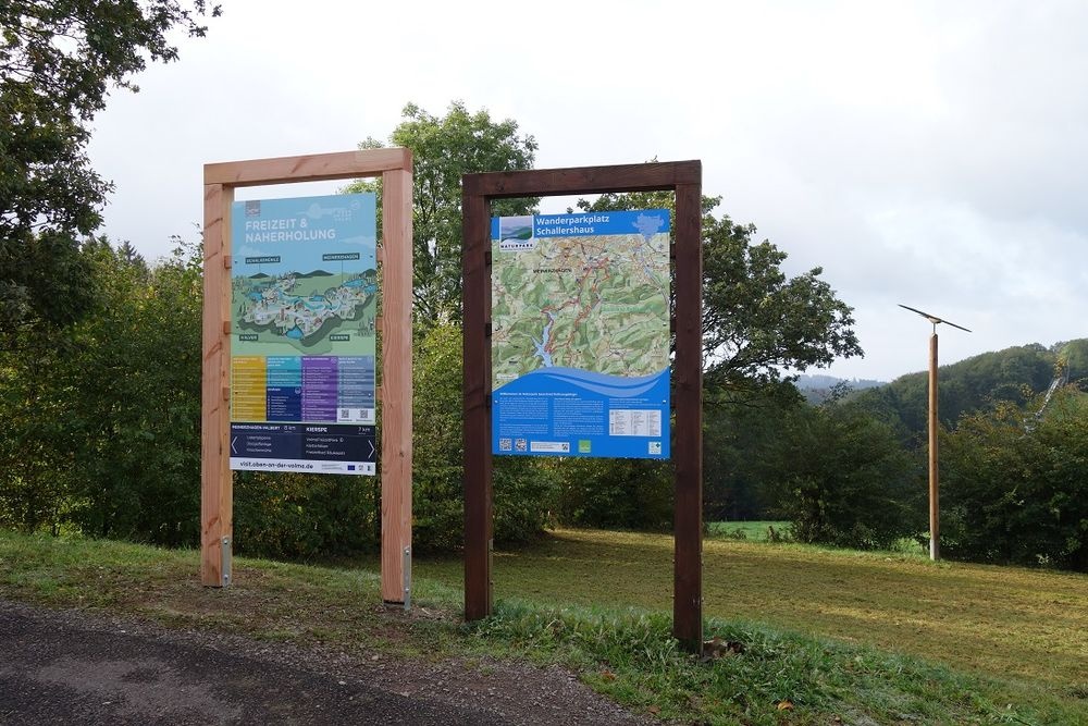 Infotafeln am Rande des Parkplatzes