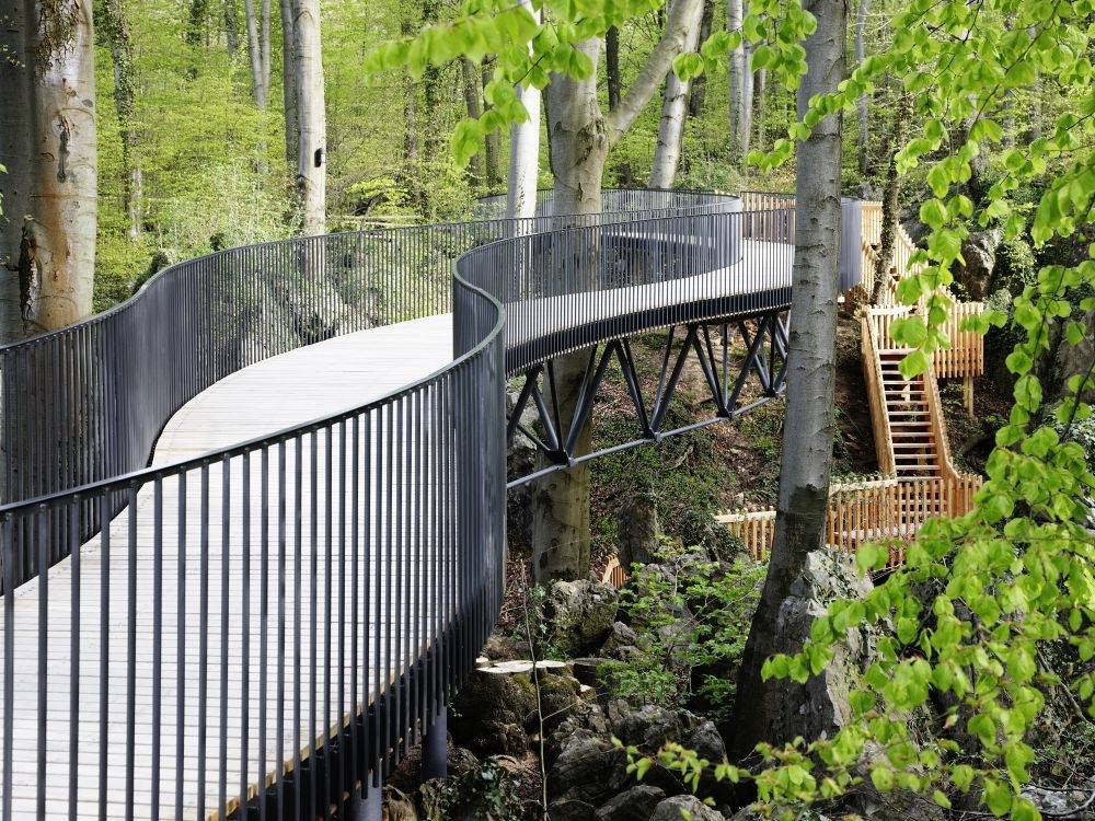 Die freischwebende Brücke über dem Felsenmeer biet