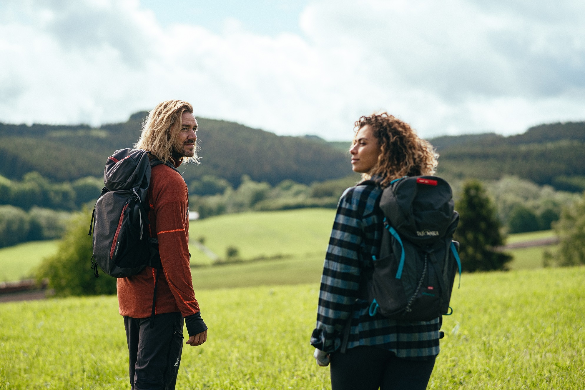 Ein Wanderpaar oberhalb von Sundern-Hagen auf dem Sauerland-Höhenflug