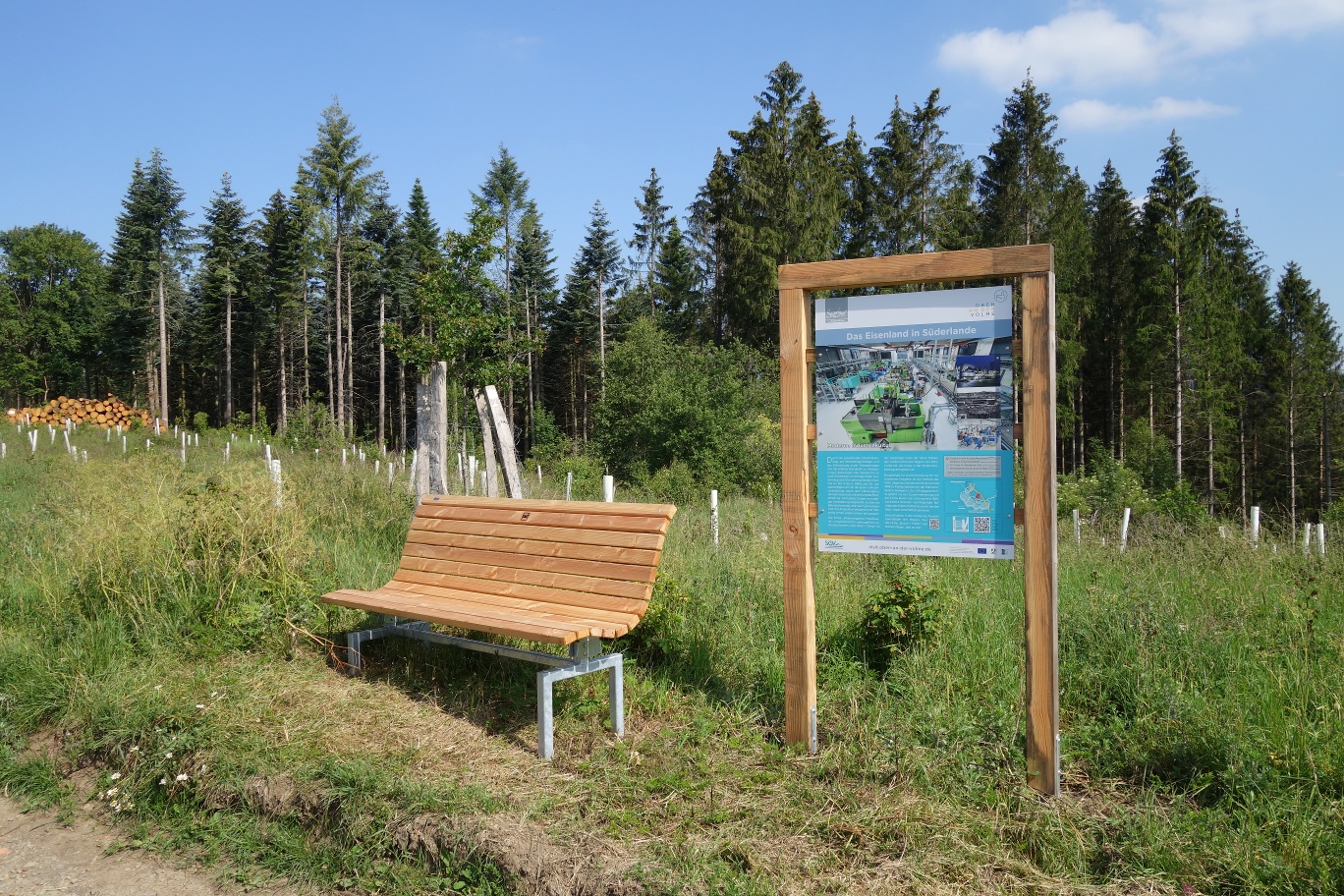 Infotafel mit Ruhebank entlang des Weges