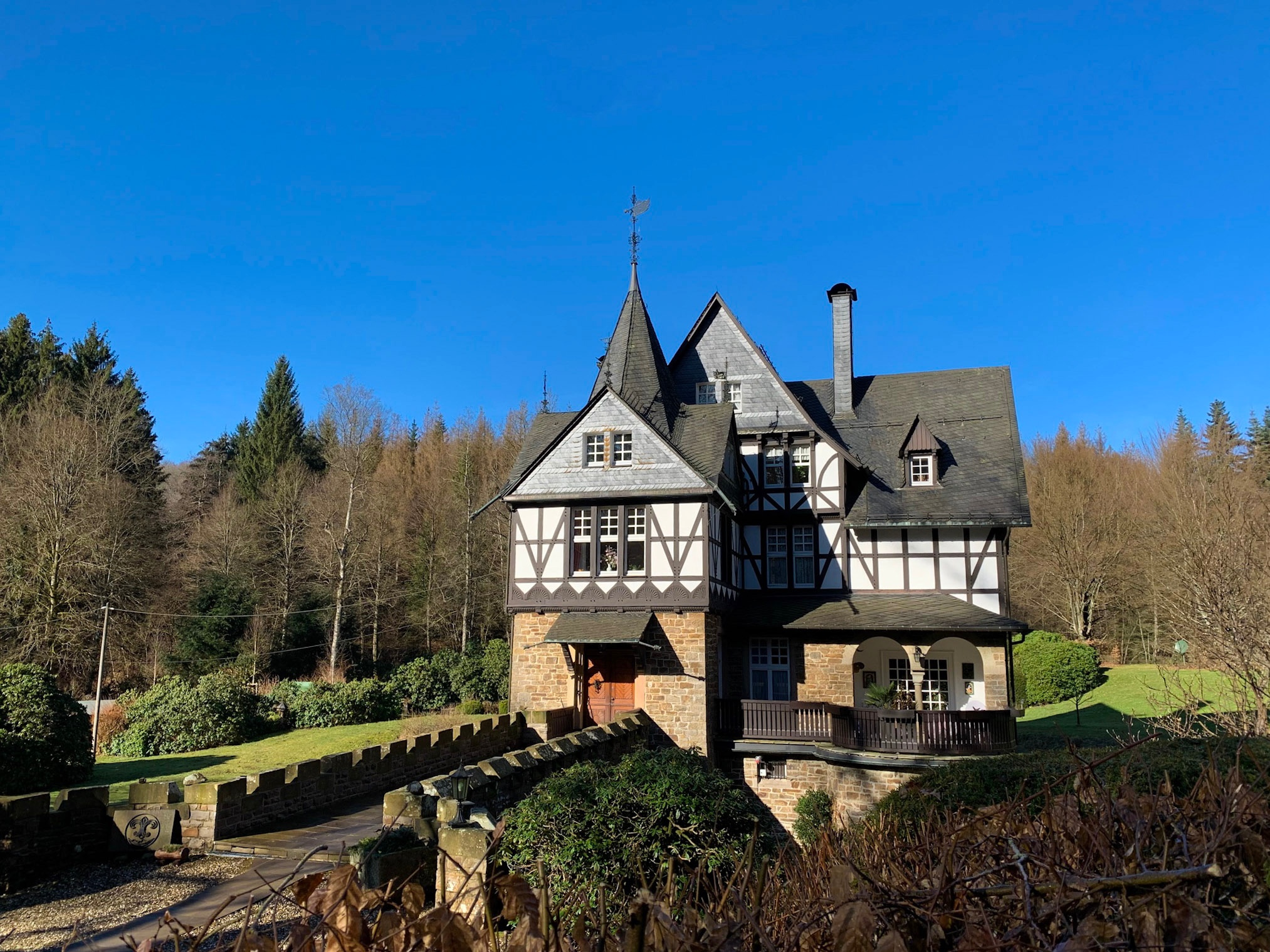 Blick vom Weg auf das Wasserschloss Badinghagen (Privatbesitz)