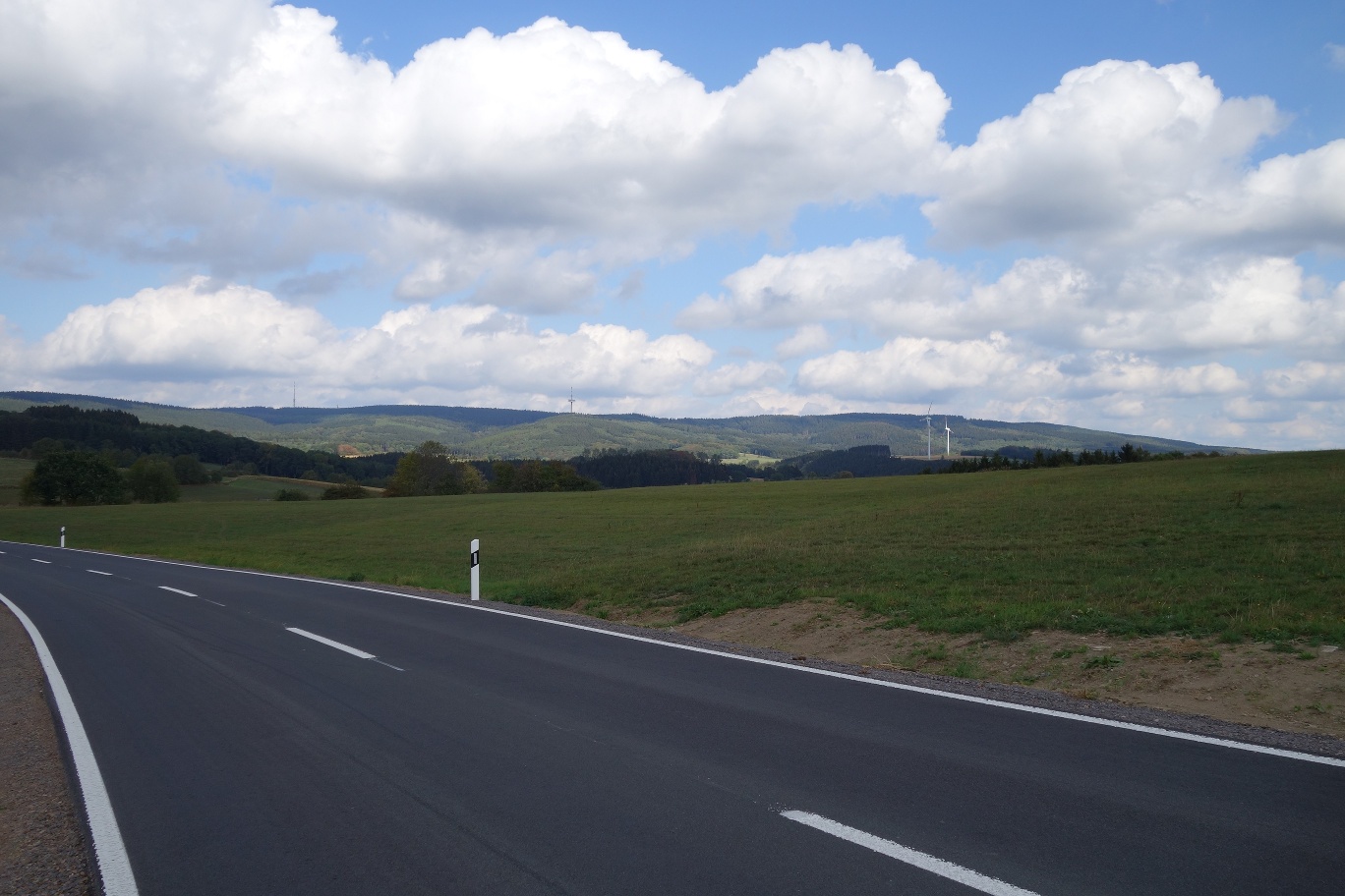 Der Wegeverlauf entlang der Straße wird mit der tollen Aussicht aufgewertet