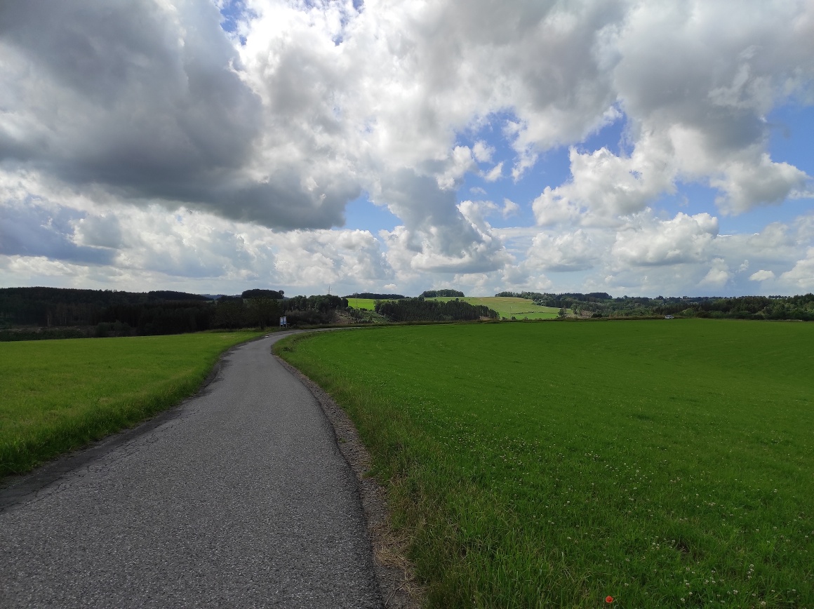 Auch entlang der kleinen Straße führt der Weg