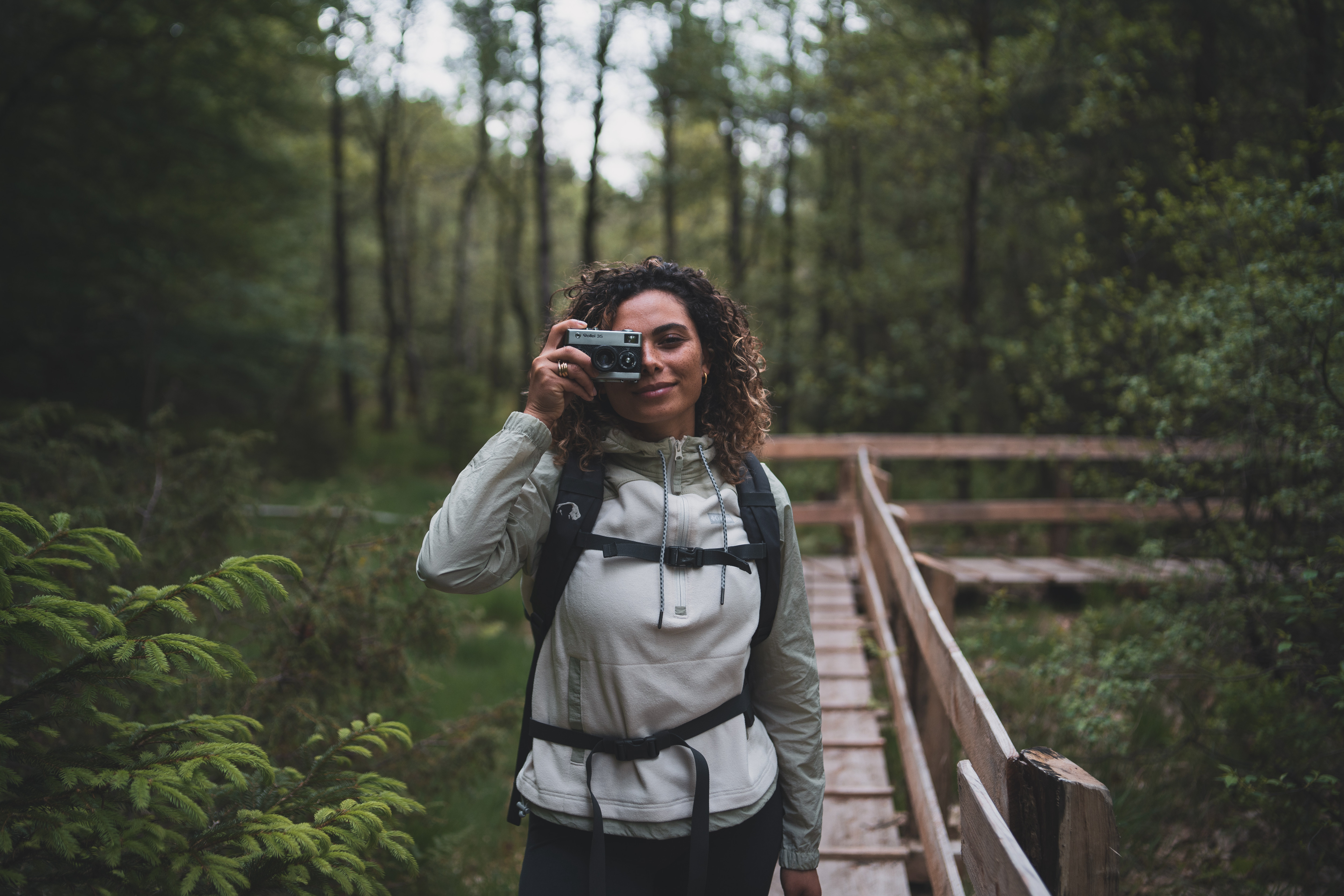 Fotografin auf dem Steg vom Sauerland-Höhenflug in den Ebbemooren