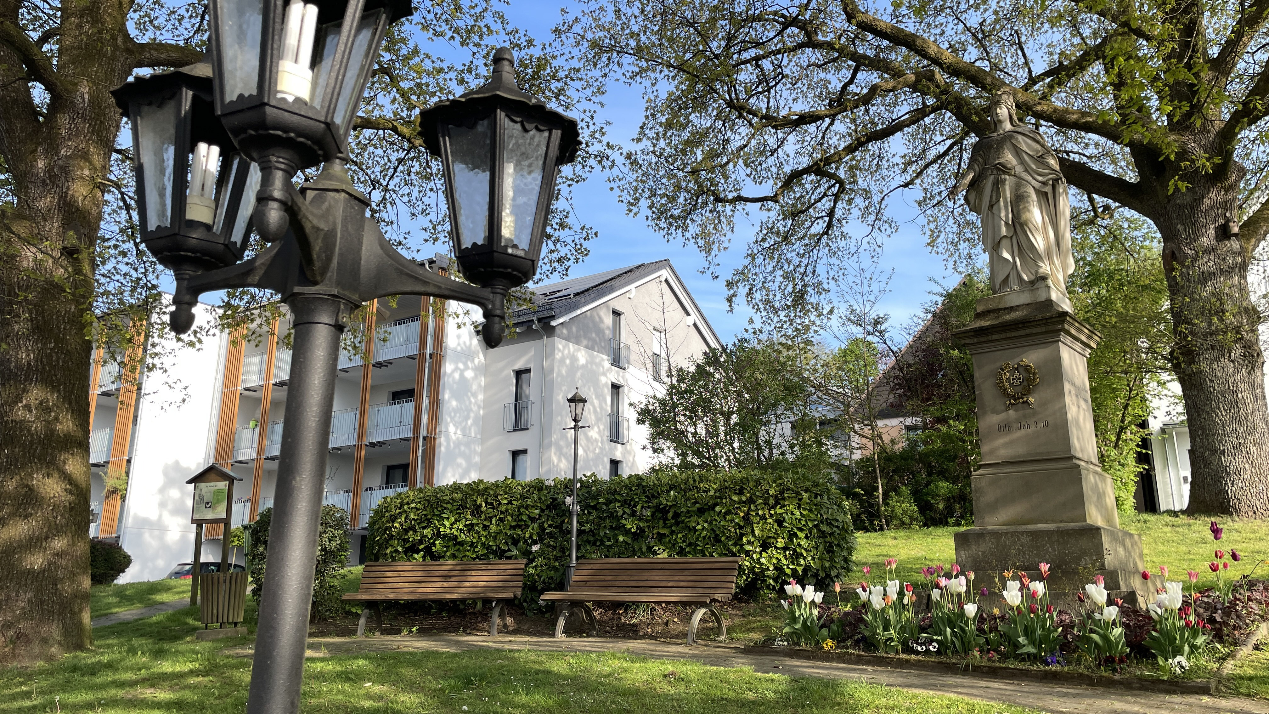 Denkmalsplatz Valbert mit Sitzgelegenheiten