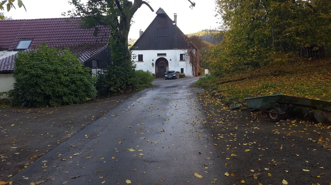 Weg durch das Forsthaus Soen