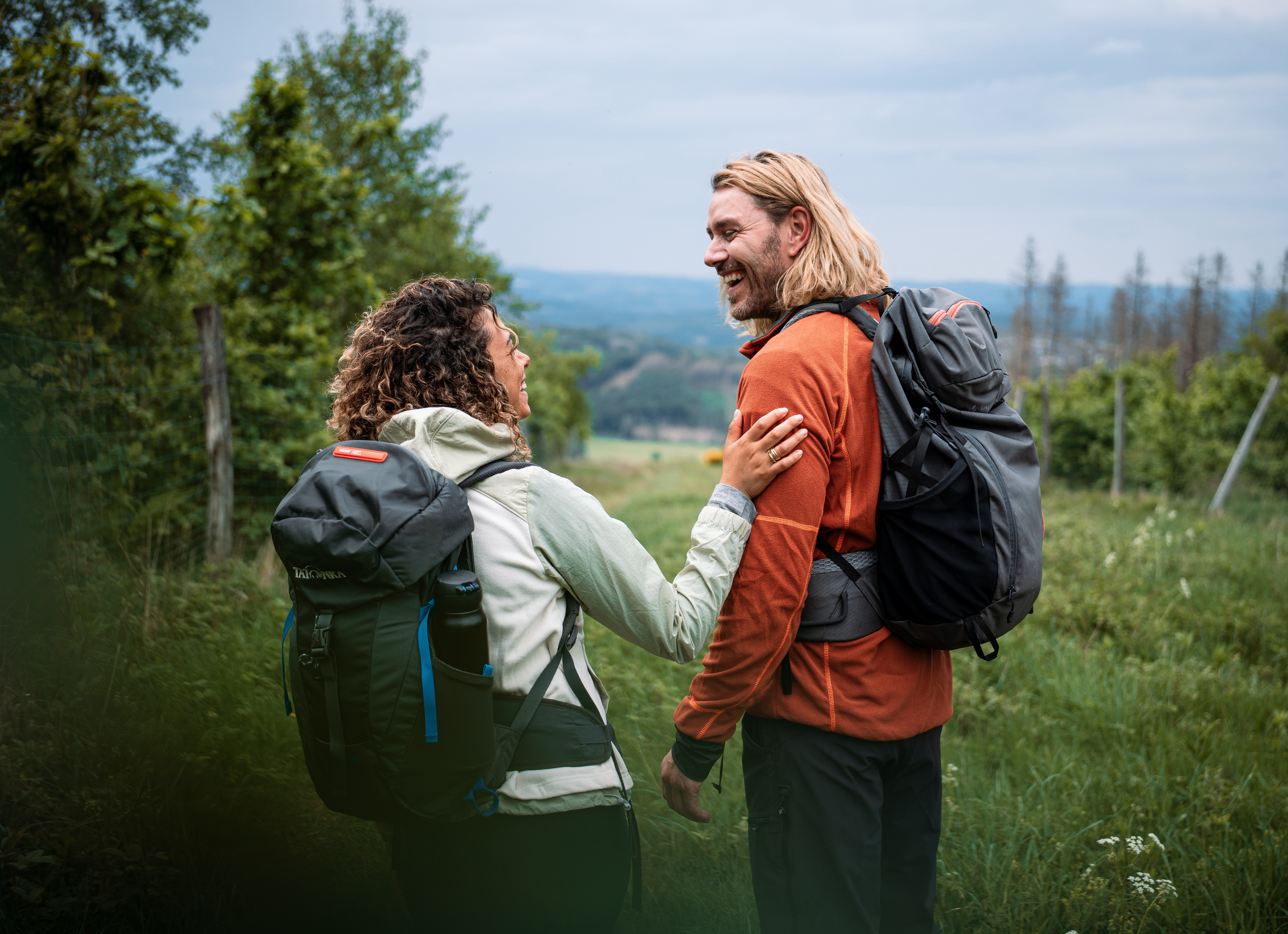 Ein Wanderpaar in Richtung Nordhelle auf dem Sauerland-Hoehenflug