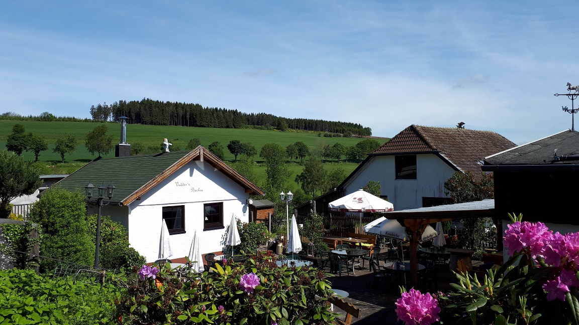 Rustikaler Biergarten - © Café-Restaurant Vedder