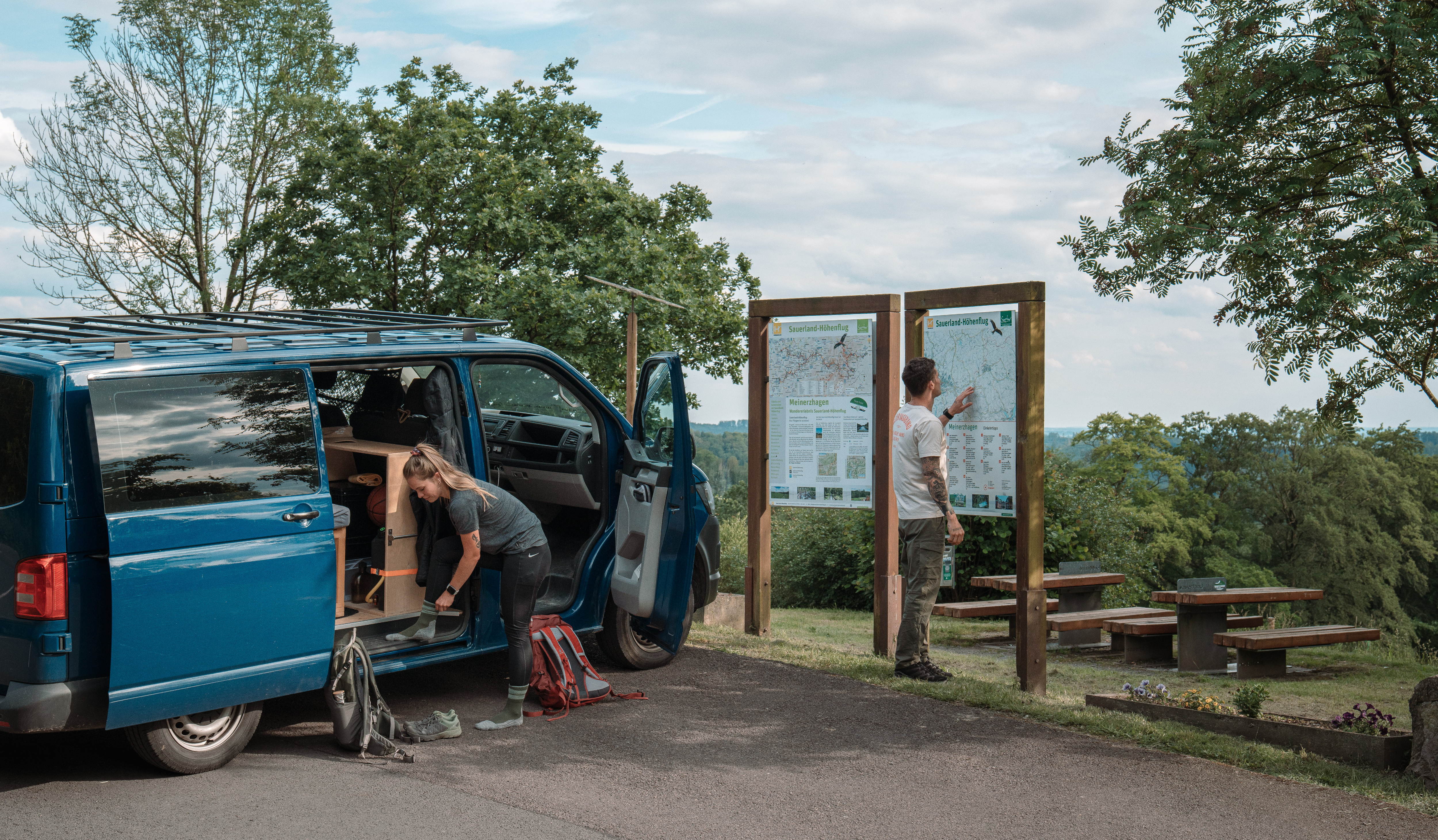 Zwei Wandernde am Startpunkt mit ihrem Van in Meinerzhagen