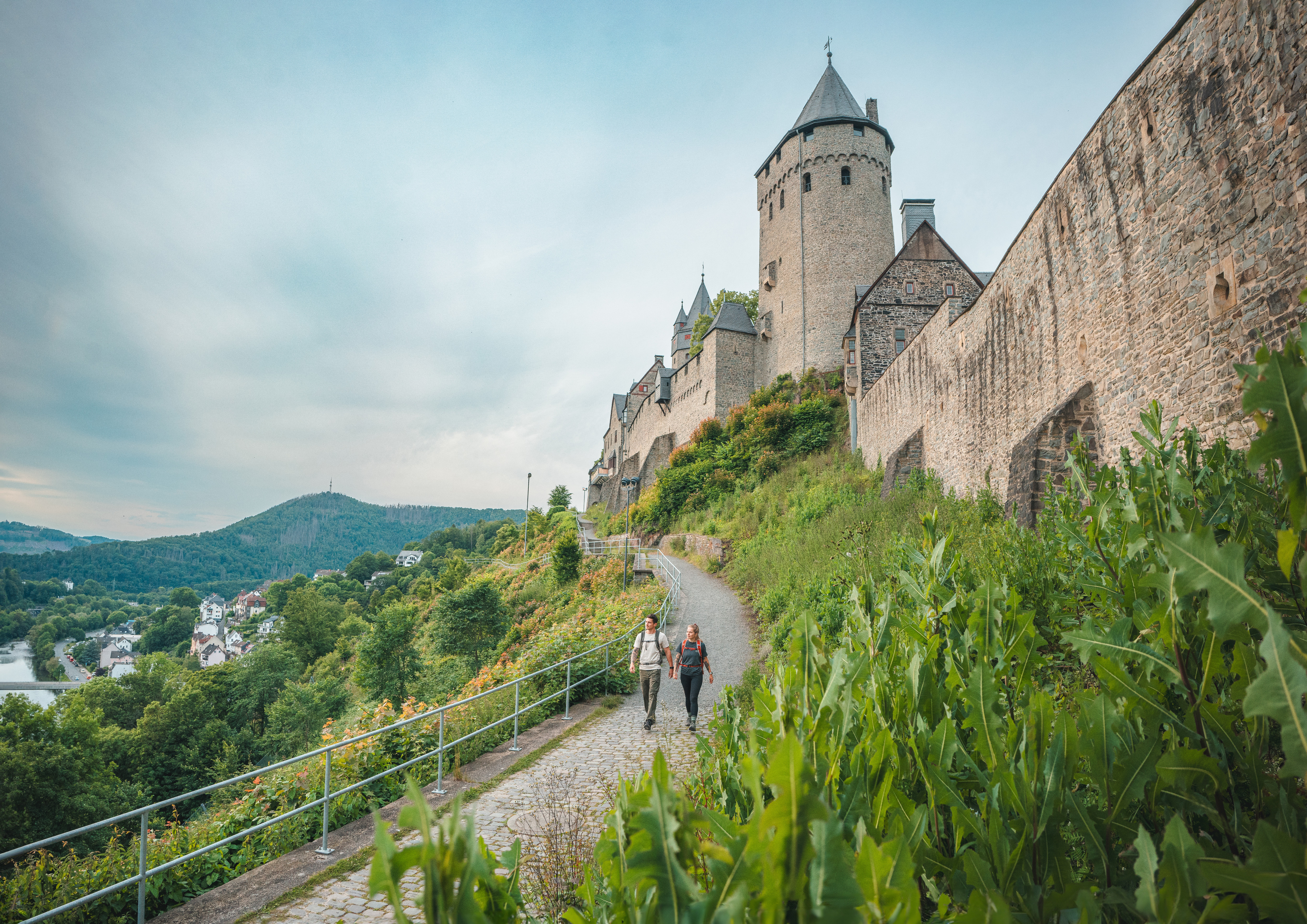 Wandernde an der Burg Altena