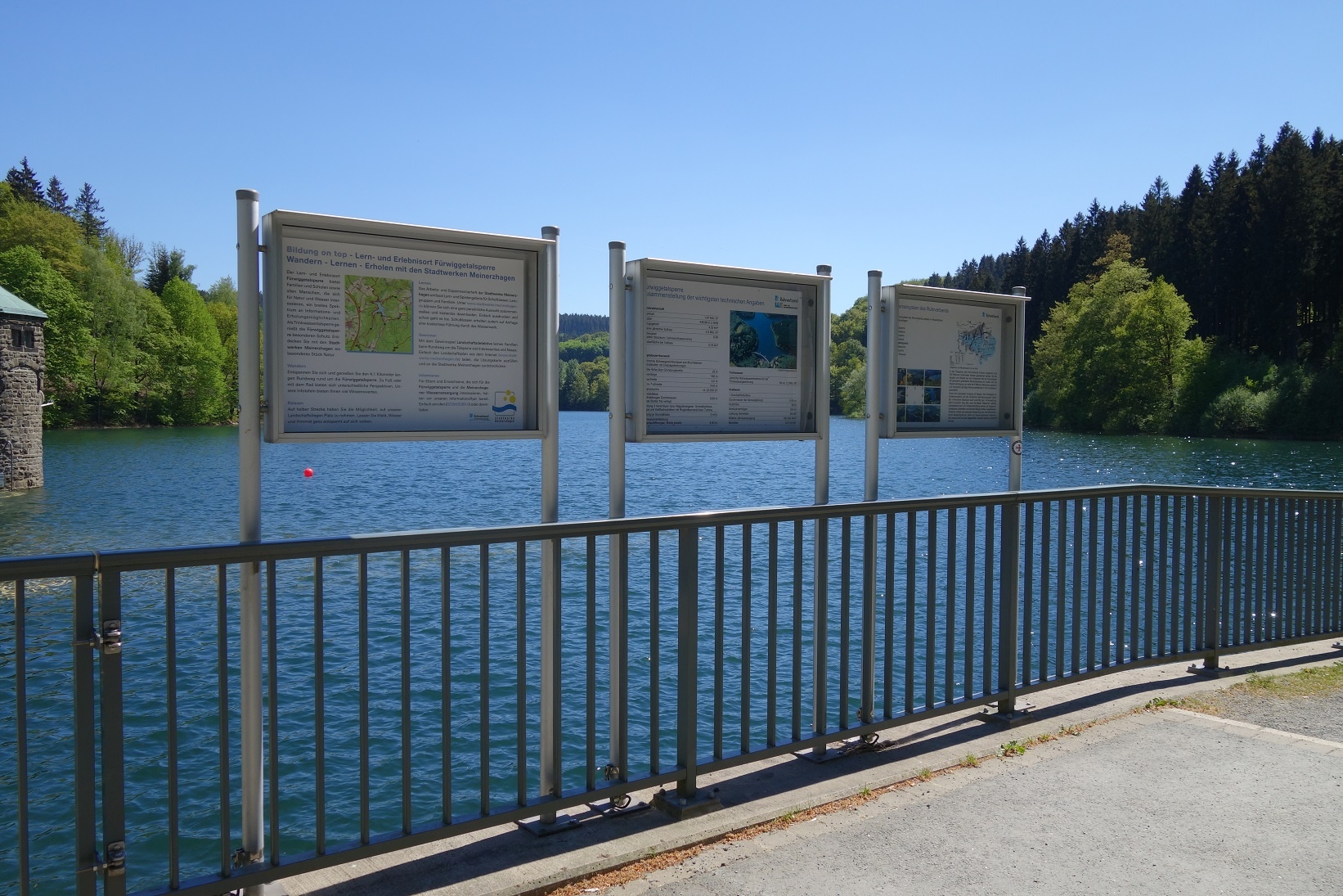 Die Infotafel des Lehrpfads findet man verteilt am Wegesrand