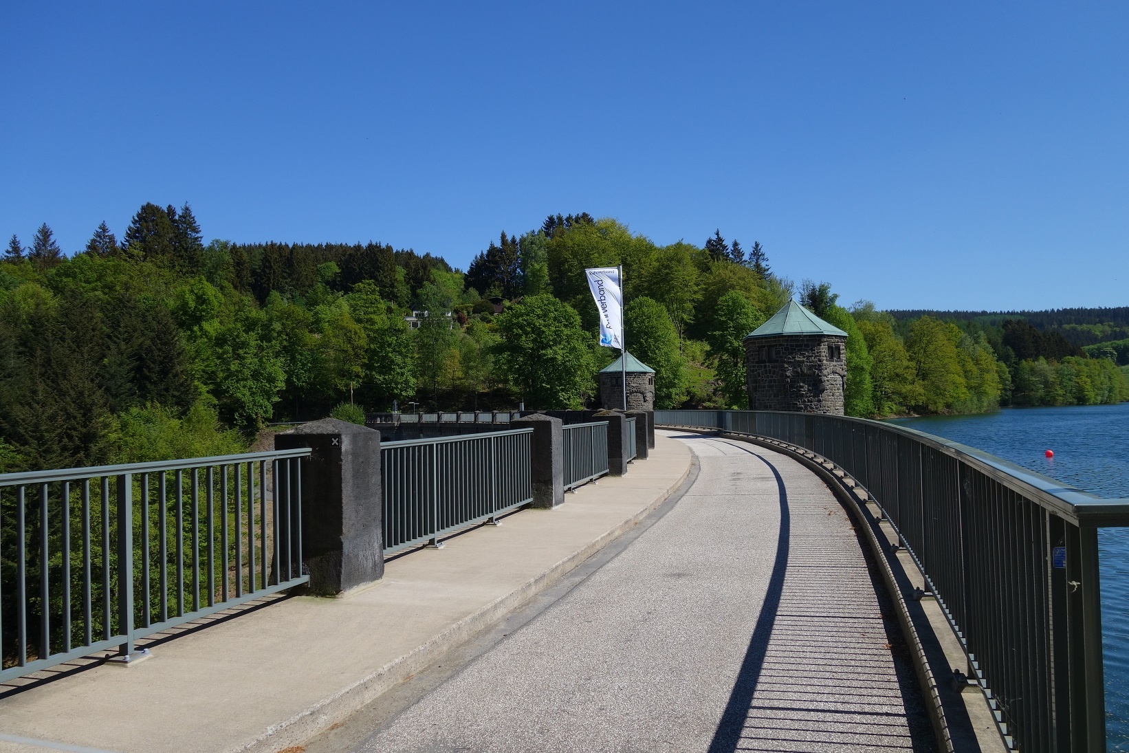 Auch die Staumauer wird überquert