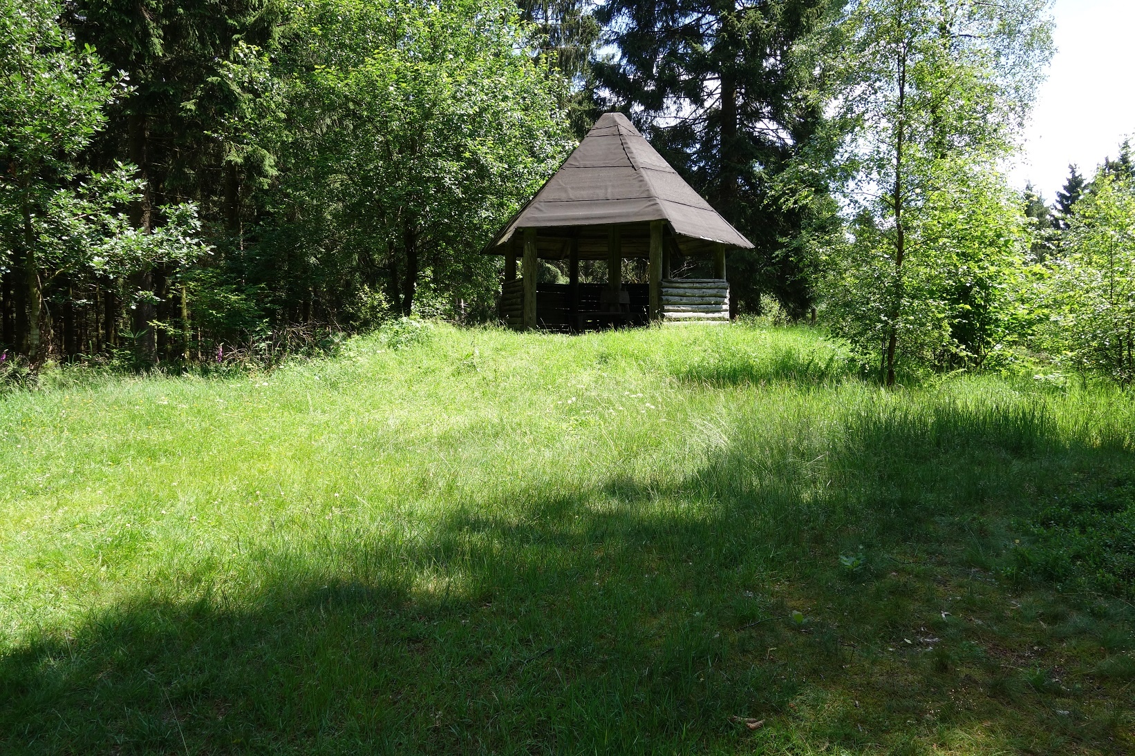 Rastmöglichkeiten, wie hier eine Schutzhütte, befinden sich am Wegesrand