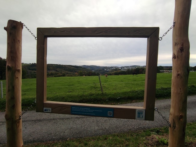 Panoramabilderrahmen am Wegesrand