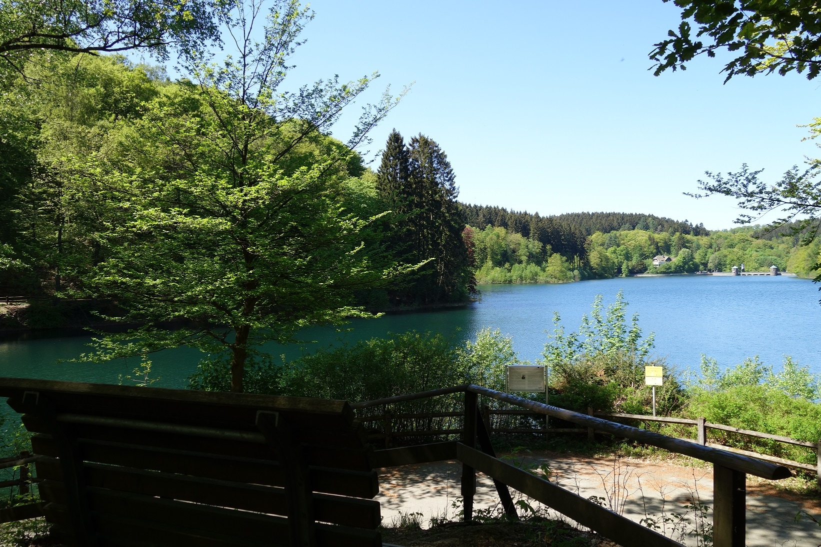 Zahlreiche Bänken und auch Waldsofas begleiten den Wegeverlauf