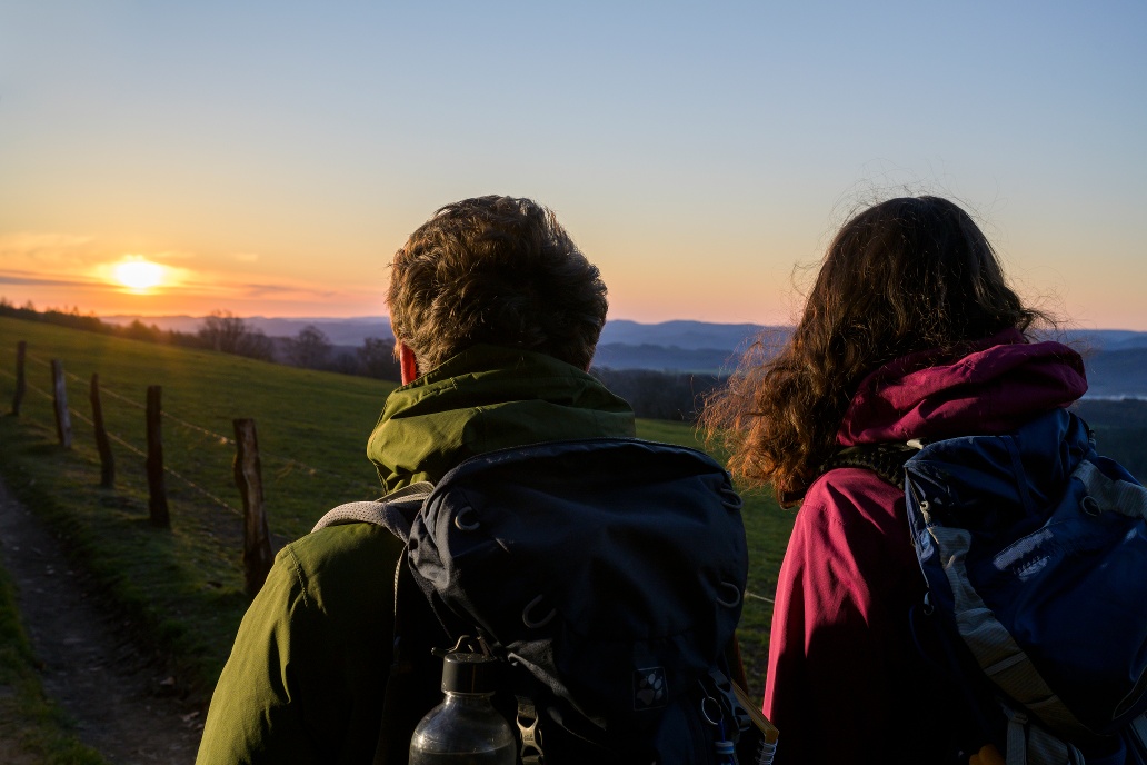 Wanderer auf dem Sauerland-Höhenflug in der Morgensonne