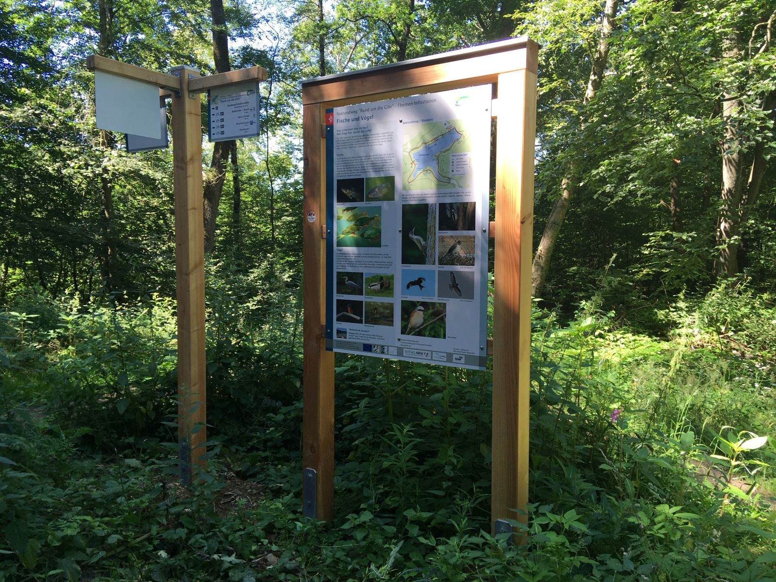 Themeninfotafel und Wegweiser Glörtalsperre