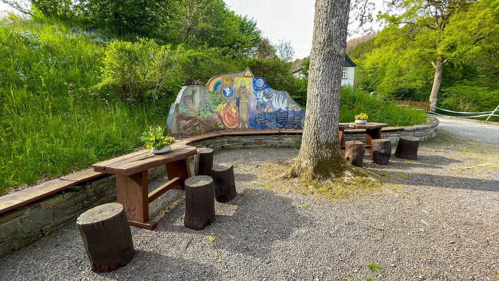 Sitzmöglichkeiten an der Kapelle in Grotewiese