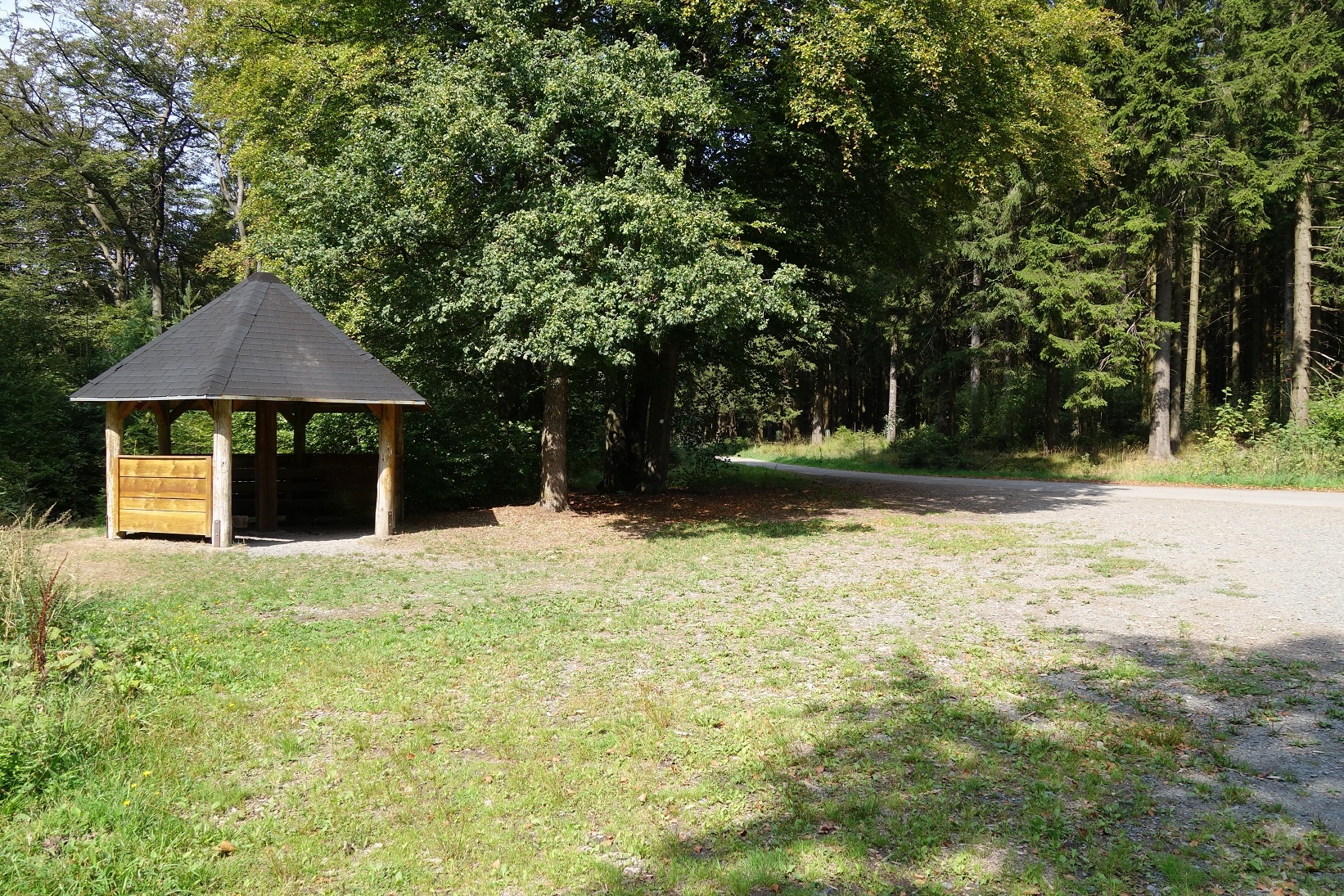 Die Schutzhütte lädt zu einer kleinen Rast ein